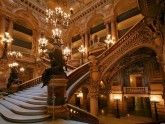 Главная лестница   На сегодняшний день дворец, в котором расположен театр, является образцом эклектической архитектуры, выполненный в стиле боз-ар эпохи Наполеоном III